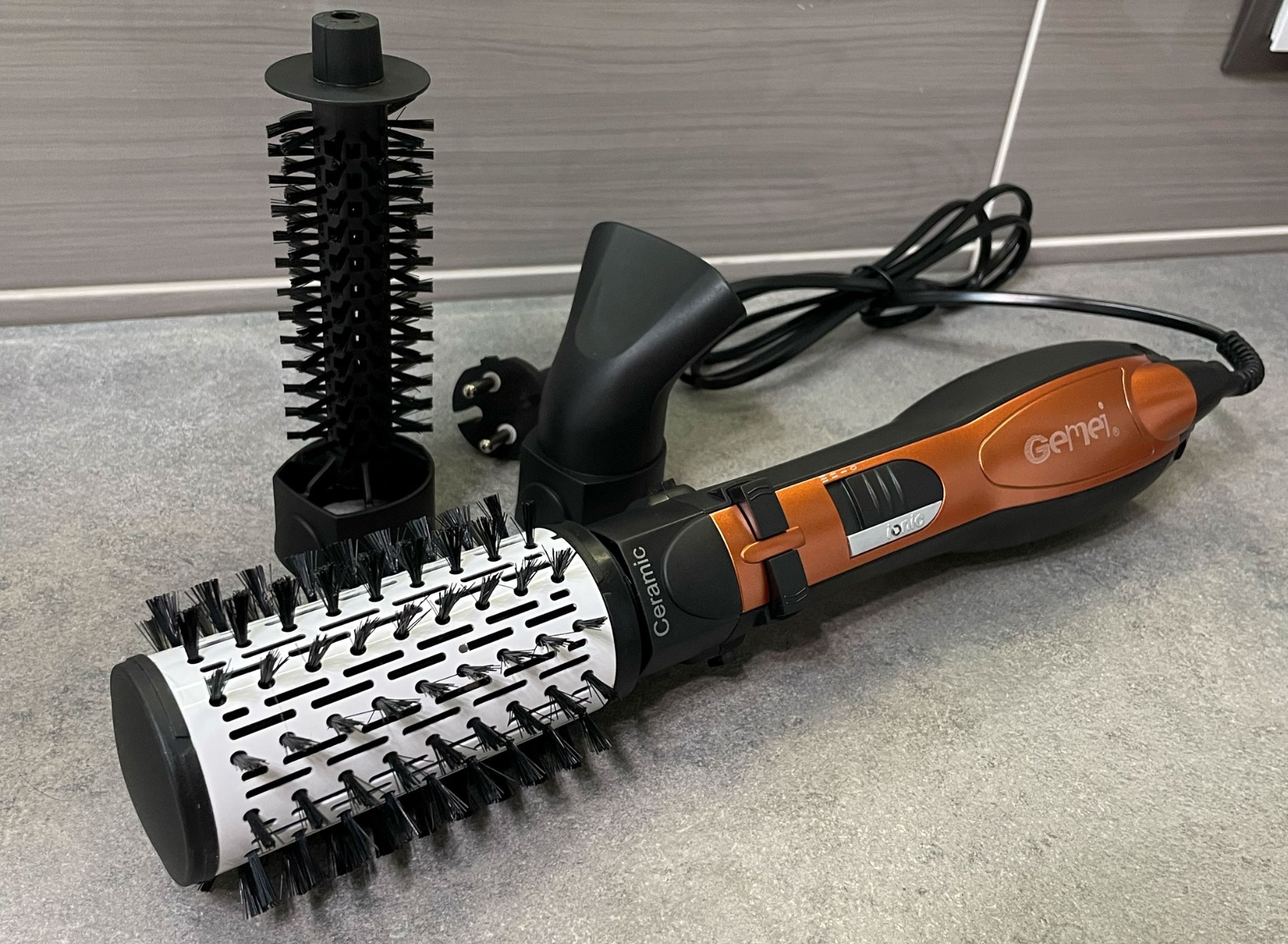 Огляд бюджетного стайлера для волосся Gemei GM-4828