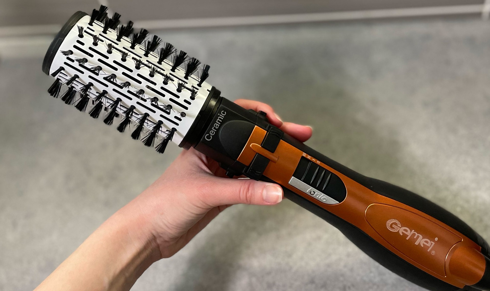 Огляд бюджетного стайлера для волосся Gemei GM-4828