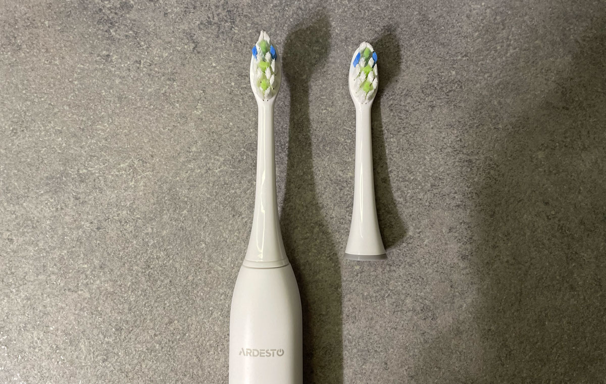 Чи підійде електрична зубна щітка ARDESTO ETB-112W для подорожей?
