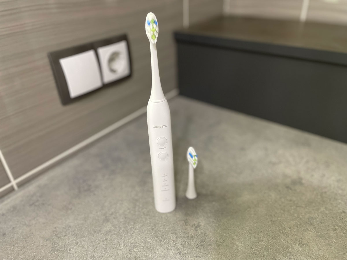 Чи підійде електрична зубна щітка ARDESTO ETB-112W для подорожей?