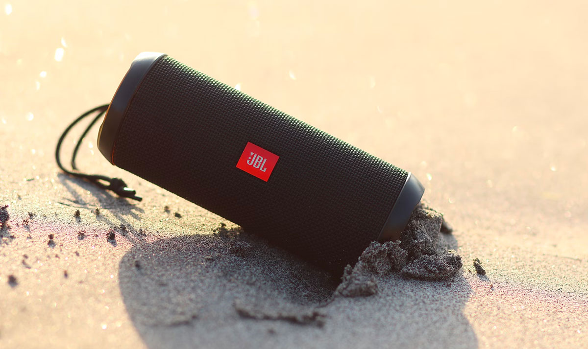 ТОП-10 найкращих водонепроникних Bluetooth-колонок для літнього відпочинку