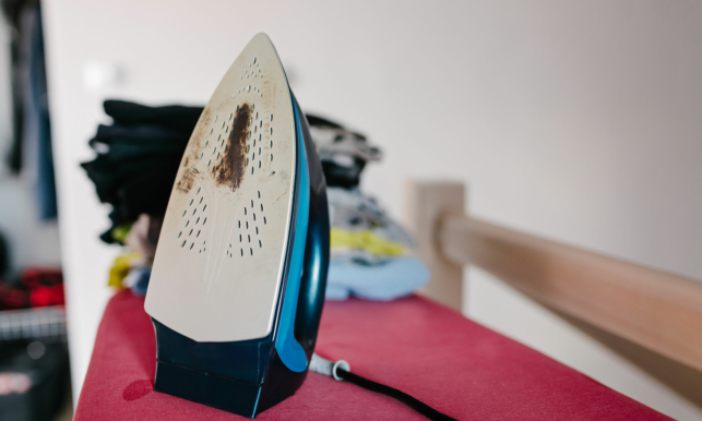 Як почистити праску від накипу і нагару — Найкращі 5 способів 2023 року