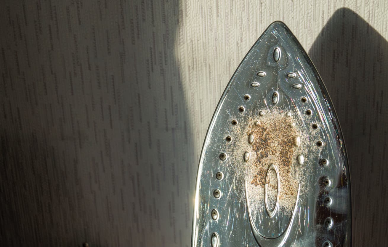 Як почистити праску від накипу і нагару — Найкращі 5 способів 2023 року