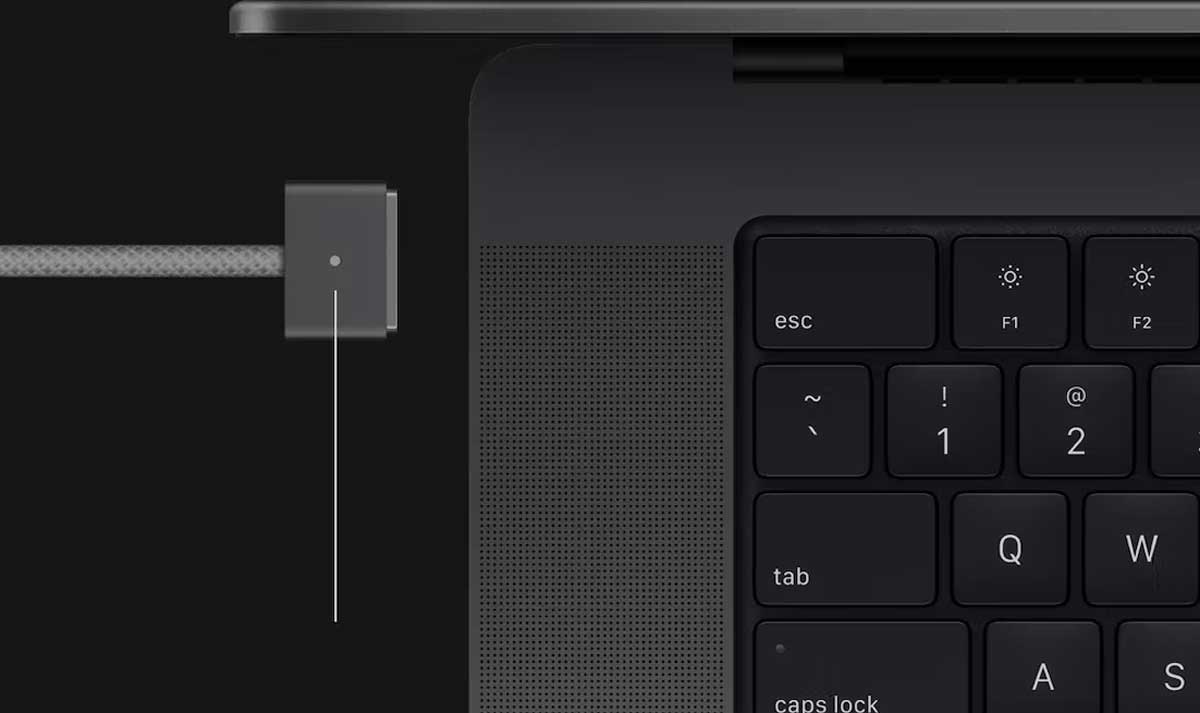 Вишенька на торті — кабель в тон MacBook