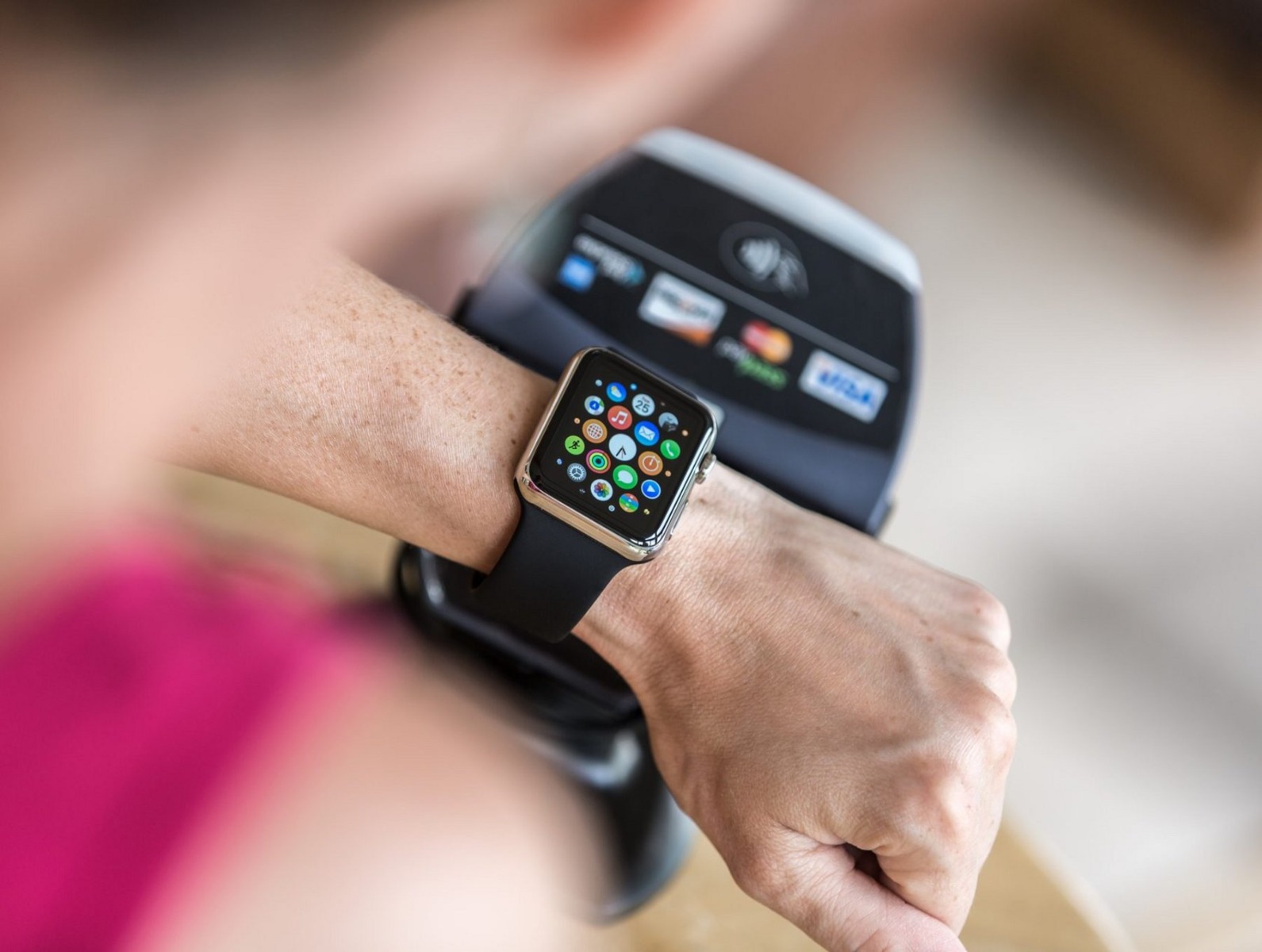 Як розплатитися за допомогою фітнес-трекера та смарт-годинника