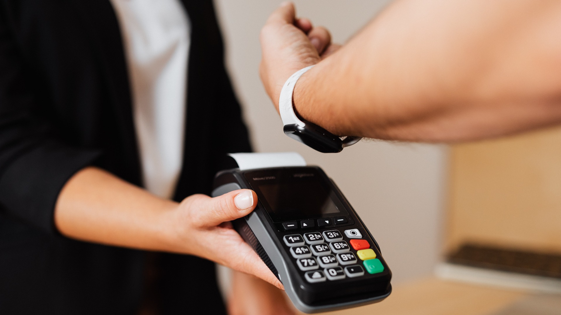 Як розплатитися за допомогою фітнес-трекера та смарт-годинника