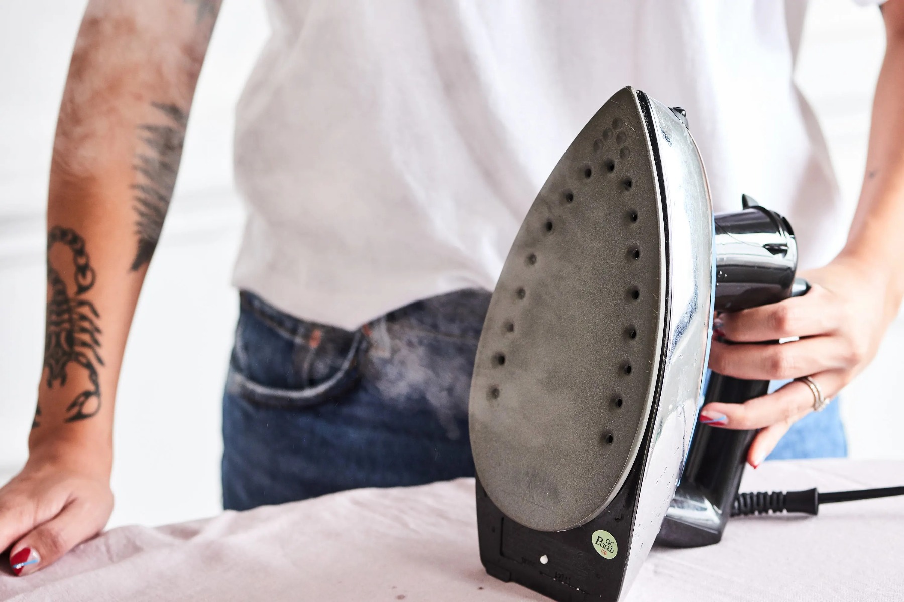 Як почистити праску від накипу і нагару — Найкращі 5 способів 2023 року