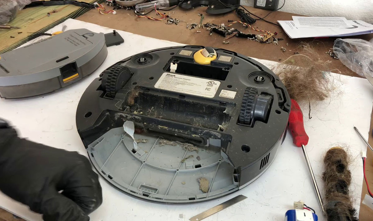 Як почистити робот-пилосос, щоб він працював як новий