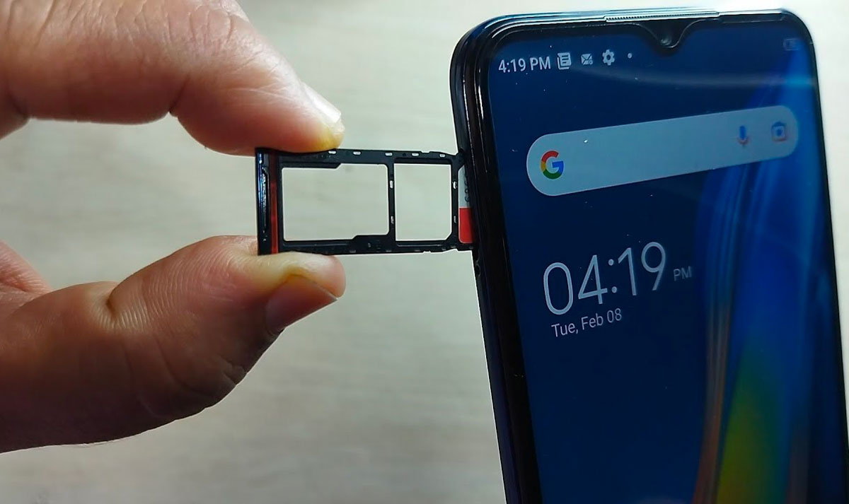 Як вставити SIM-карту в телефон Tecno